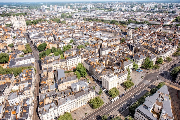 Vista aérea del paisaje urbano con hermosos edificios en la ciudad de Nantes durante el clima soleado en Francia