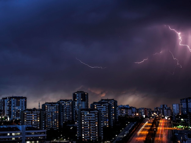 Vista aérea del paisaje urbano iluminado contra el cielo nocturno