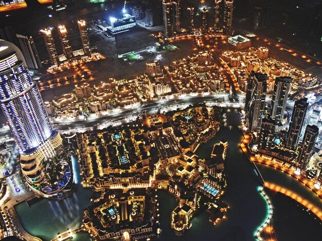 Vista aérea del paisaje urbano iluminado por la noche