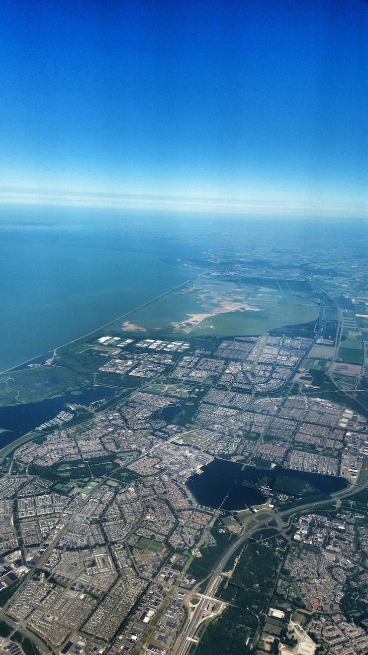 Foto vista aérea del paisaje urbano por el mar contra un cielo azul claro