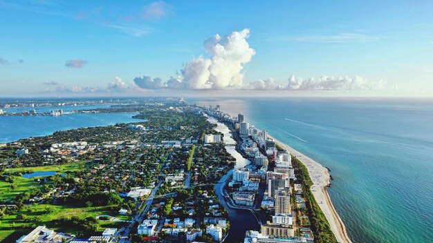 Foto vista aérea del paisaje urbano por el mar contra el cielo