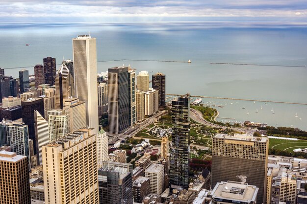 Foto vista aérea del paisaje urbano por el mar contra el cielo