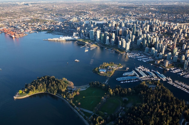 Vista aérea del paisaje urbano moderno del centro de Vancouver en la costa oeste