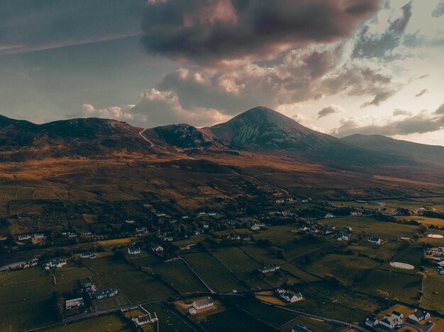 Vista aérea del paisaje urbano y las montañas contra el cielo