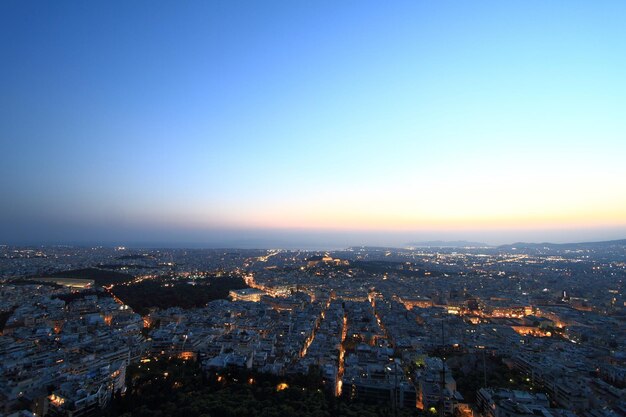 Vista aérea del paisaje urbano por la noche Atenas Grecia