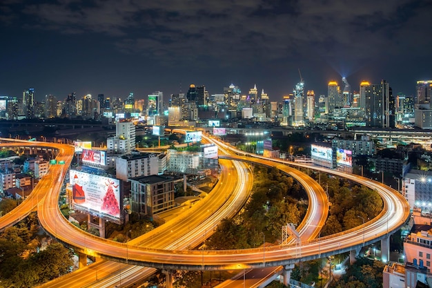 Vista aérea del paisaje urbano por la noche en bangkokTailandia