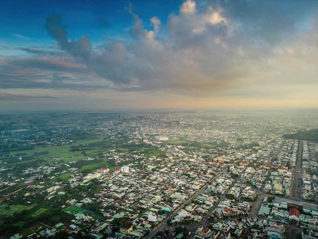 Vista aérea del paisaje urbano y la planificación de la ciudad de Tay Ninh Vietnam muy lejos está la montaña Ba Den en la mañana Concepto de viaje y paisaje