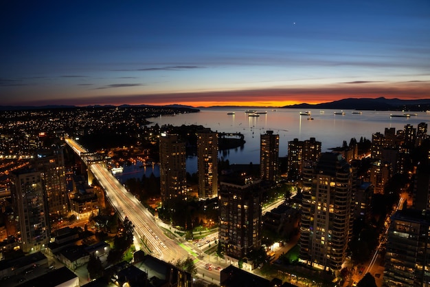 Vista aérea del paisaje urbano durante una puesta de sol vibrante