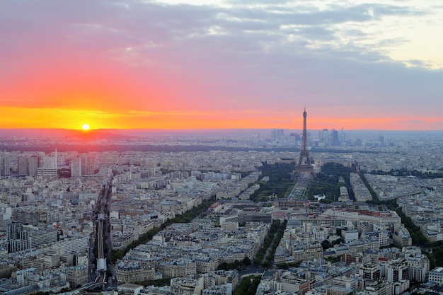 Vista aérea del paisaje urbano durante la puesta de sol