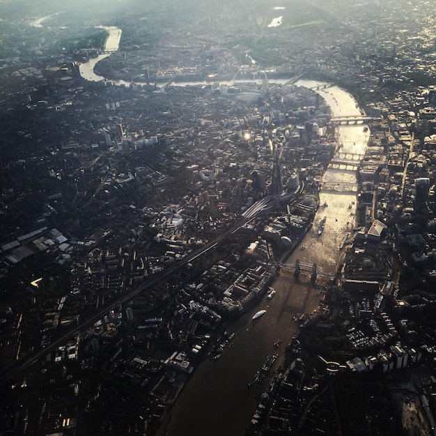 Vista aérea del paisaje urbano con el río Támesis