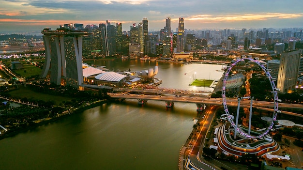 Vista aérea del paisaje urbano de Singapur por la noche