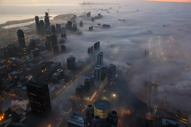 Vista aérea del paisaje urbano durante el tiempo de niebla