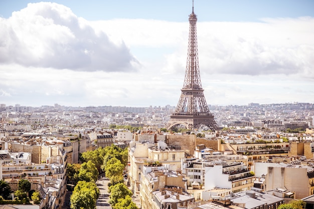 Vista aérea del paisaje urbano de la torre Eiffel durante el día soleado en París