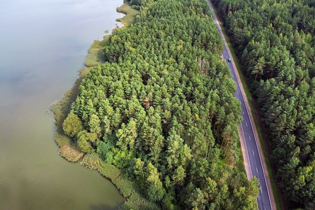 Vista aérea del paisaje de verano con río y camino a través del bosque