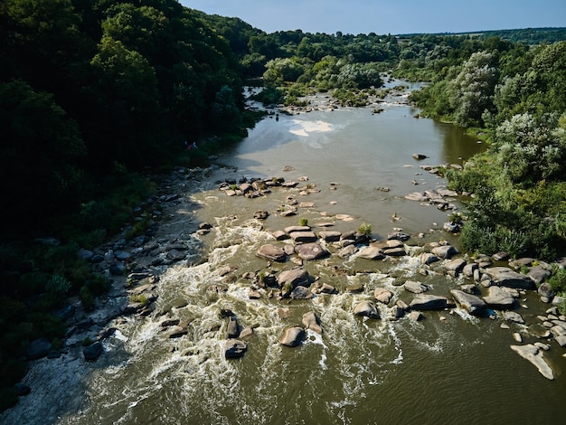 Vista aérea del paisaje de verano del río Southern Bug y las montañas de granito