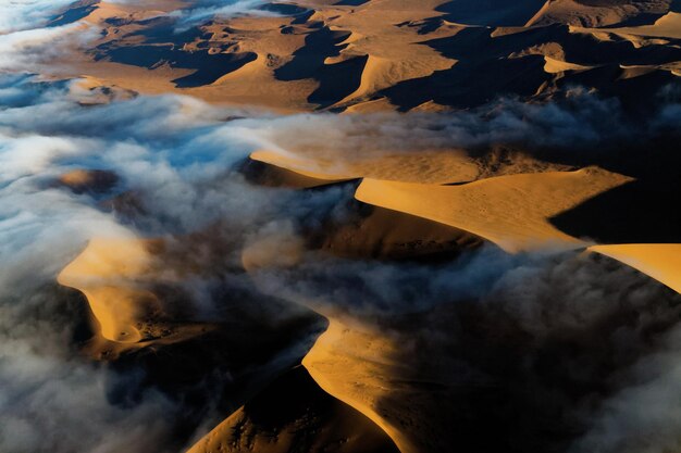 Foto vista aérea del paisaje volcánico contra el cielo