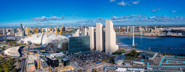 Vista aérea de pájaro del icónico O2 Arena cerca de Island of Dogs y el teleférico de Emirates Air Line en Londres, Reino Unido