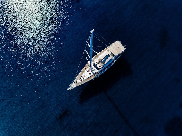 Vista aérea de pájaros desde drones de yates en mar azul profundo en Grecia
