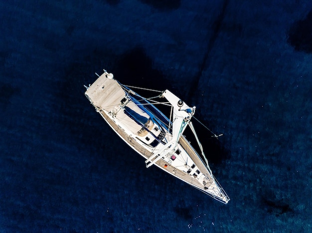 Vista aérea de pájaros desde drones de yates en mar azul profundo en grecia