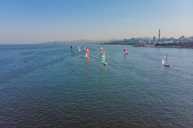 Vista aérea de pájaros teledirigidos del hermoso barco de vela púrpura que navega en el mar abierto del Egeo