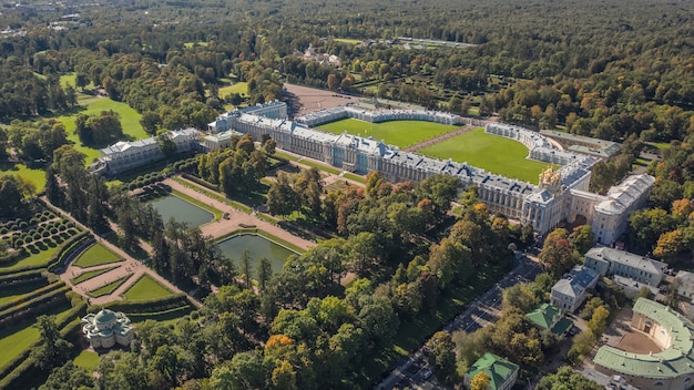 Vista aérea del palacio de Catalina y el parque de Catalina en San Petersburgo