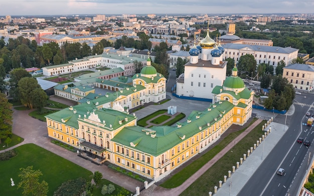 Vista aérea del Palacio Imperial de Tver. Es monumento arquitectónico del siglo XVIII.