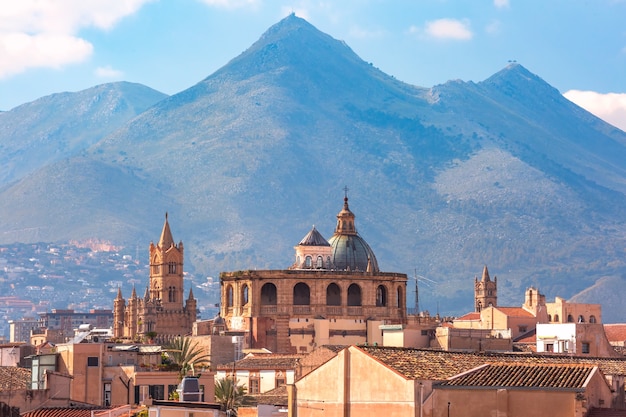 Vista aérea de Palermo con la catedral de Palermo al atardecer, Sicilia, Italia