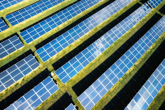 Vista aérea de paneles solares en un día soleado. granja de energía que produce energía limpia.