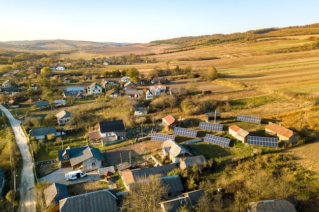 Vista aérea de paneles solares fotovoltaicos en zonas rurales verdes