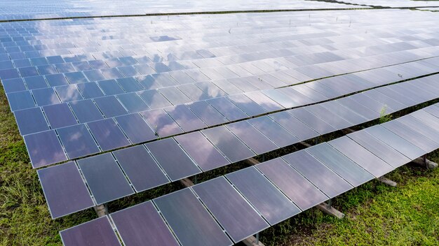 Vista aérea de paneles solares o células solares en el techo de la granja. Planta de energía con campo verde, fuente de energía renovable en Tailandia