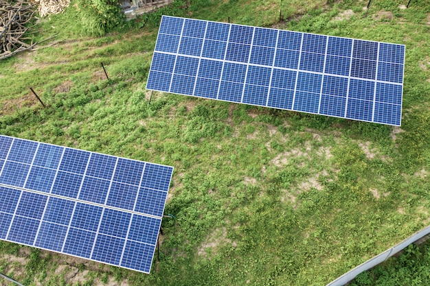 Vista aérea de paneles solares en la zona rural verde.
