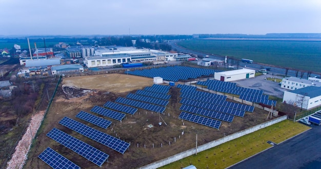 Vista aérea de los paneles de suministro eléctrico de luz solar Sistema de energía alternativa fotovoltaica