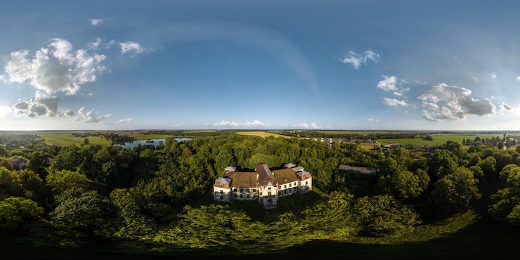 Vista aérea panorama esférico completo hdri sem costura 360 sobre o antigo castelo medieval abandonado em projeção equiretangular pronta para realidade virtual VR AR