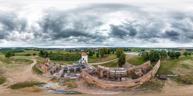 Vista aérea panorama esférico completo hdri sem costura 360 sobre o antigo castelo medieval abandonado em projeção equiretangular pronta para realidade virtual VR AR