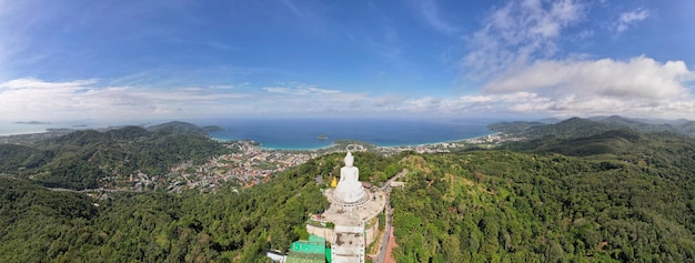 Vista aérea Panorama Gran estatua de buda en la cima de la montaña en phuket Vista aérea Drone fotografía paisaje natural Isla de Phuket TailandiaAmazing view travel background