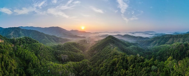 Vista aérea panorama natureza paisagem prado montanha rio céu