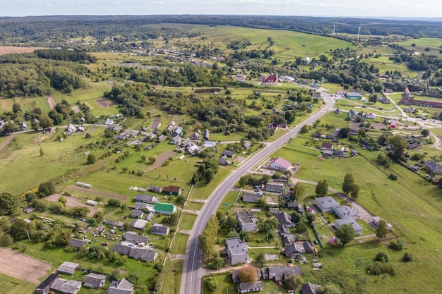 Foto vista aérea panorámica de la aldea ecológica con casas de madera, jardines y huertos de grava