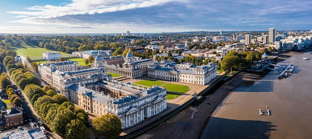 Vista aérea panorámica de la antigua Academia Naval de Greenwich por el río Támesis y el edificio del Old Royal Naval College