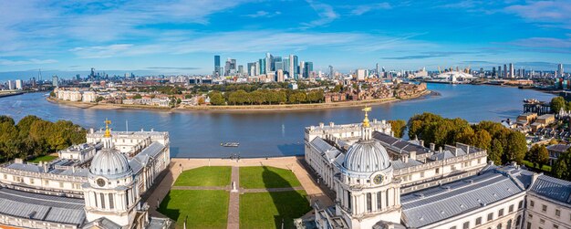 Vista aérea panorámica de la antigua Academia Naval de Greenwich por el río Támesis y el edificio del Old Royal Naval College