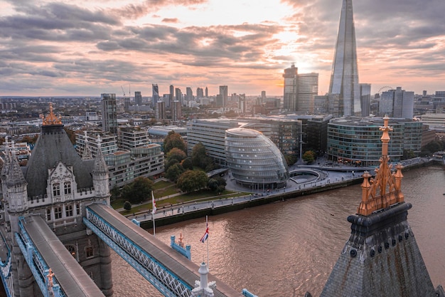 Vista aérea panorámica del atardecer de London Tower Bridge y el río Támesis, Inglaterra, Reino Unido. Hermoso Tower Bridge en Londres.