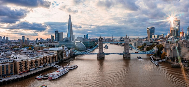 Vista aérea panorámica del atardecer de London Tower Bridge y el río Támesis, Inglaterra, Reino Unido. Hermoso Tower Bridge en Londres.