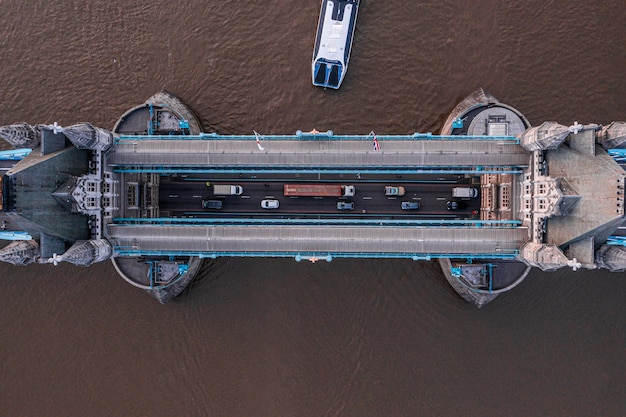 Vista aérea panorámica del atardecer del puente de la torre de londres y el río támesis