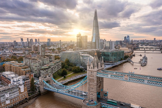 Vista aérea panorámica del atardecer del puente de la torre de londres y el río támesis