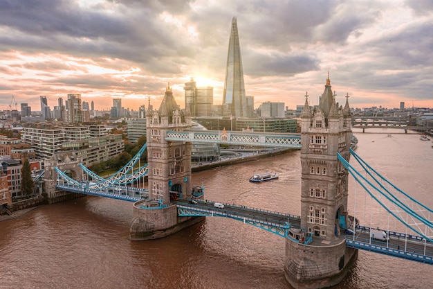 Vista aérea panorámica del atardecer del puente de la torre de londres y el río támesis