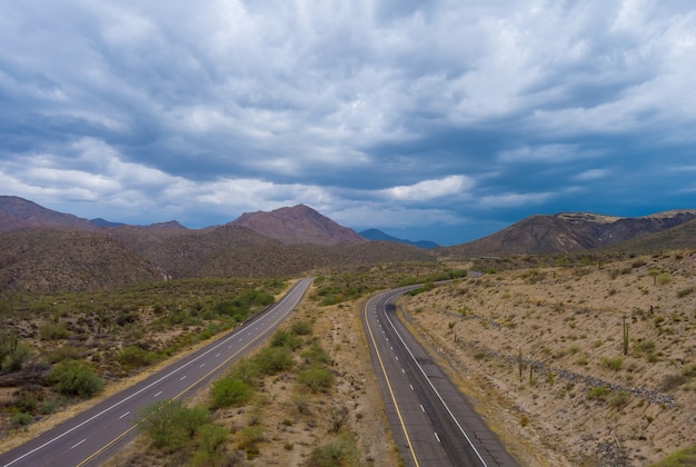 Vista aérea panorámica de la autopista a través del árido desierto de las montañas de Arizona viajando aventura por la carretera del desierto