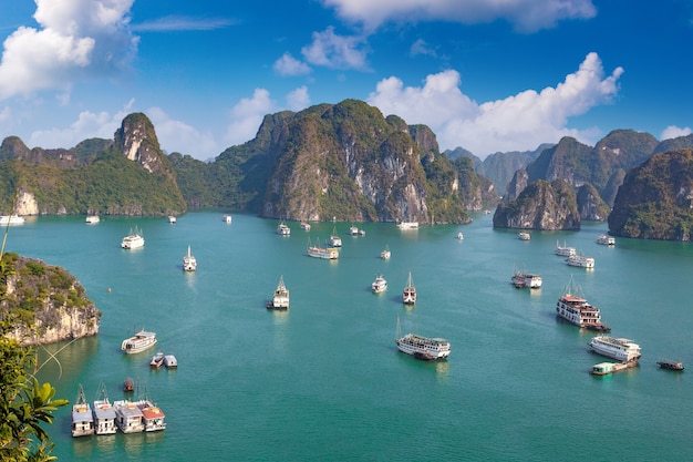 Vista aérea panorámica de la bahía de Halong, Vietnam