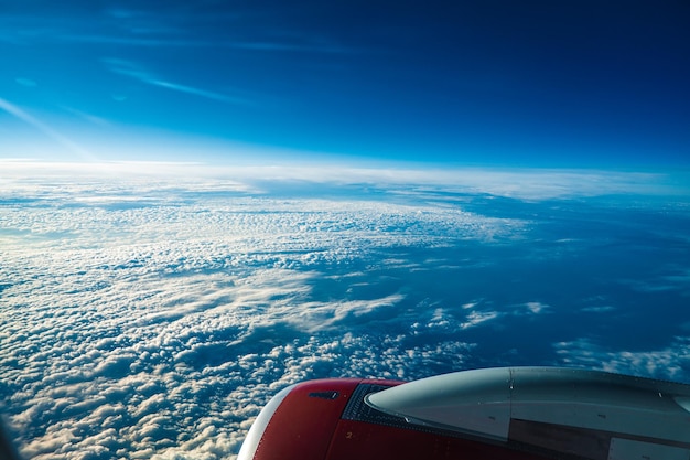 Vista aérea panorâmica Belo céu do sol acima das nuvens com luz dramática Vista da cabine do avião Avião de passageiros Viagem de negócios Aviões comerciais