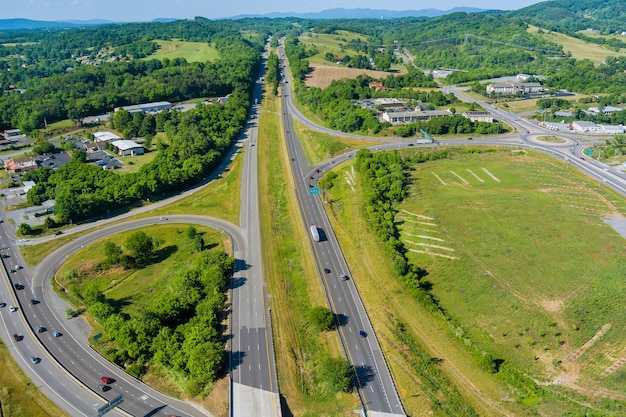 Vista aérea panorámica de la carretera de tráfico de intersección de carreteras en la ciudad de Daleville con montañas del valle