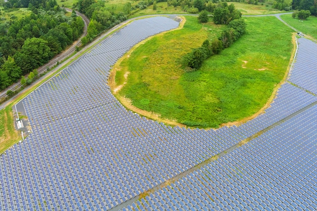 Vista aérea panorámica de la central eléctrica de paneles solares, energías renovables.