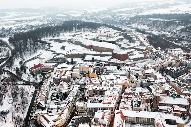 Vista aérea panorámica de la ciudad de invierno cubierta de nieve Klodzko Polonia